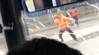 Terror en San Antonio. Las impactantes imágenes del apedreo a los buses con trabajadores de Puerto Central que iban a trabajar.
