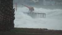 Gracias a tres huinches y un camión aportados por Puerto Valparaíso se recupera la Caleta Portales que resultó seriamente dañada por el Mega Temporal.