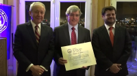 Roberto Zilleruelo, Piero Castagneto y el vicealmirante Osvaldo Schwarzenberg galardonados por la Liga Marítima de Chile como figuras 2015.