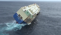Gigantesco carguero sin tripulantes quedó a la deriva frente a las costas francesas luego de escorarse.