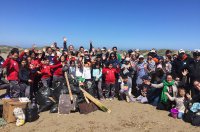 Empresa Portuaria San Antonio participa en operación rastrillo realizada por niños para limpiar la playa San Carlos de El Tabo.