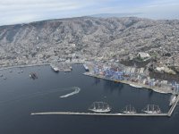 Video de la Armada muestra el espectacular arribo a Valparaíso de la Esmeralda y Grandes Veleros en "Velas Sudamérica 2018"
