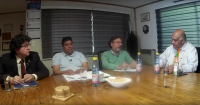 Gremios en pie de guerra por paño Barón. Piden flexibilidad para conpatibilizar acopio con anunciado paseo. Urgen áreas de respaldo. El Ministro de la Vivienda no maneja el tema. Camioneros logran avances para que el SAG funcione 24/7 en exportación. Aduaneros trabajan para digitalizar tramitaciones. "Eliminen el Impuesto Específico a las Gasolinas y paren con las alzas, sino realizaremos una movilización nacional nacional".