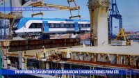 En DP World San Antonio descargan 5 nuevos trenes para el Servicio EFE de Valparaíso.