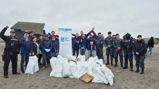 Puerto San Antonio, estudiantes y concesionarios portuarios se unieron en jornada de limpieza de playas organizada por la Armada.