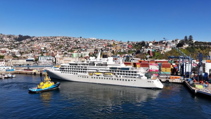 Nave para expediciones de lujo abre la temporada de cruceros en Puerto Valparaíso