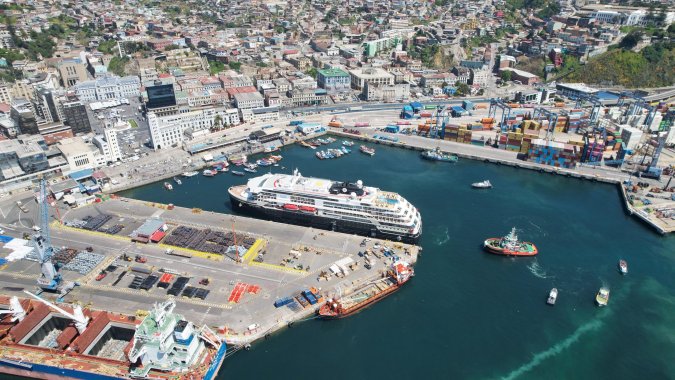Segundo crucero de la temporada arribó a Valparaíso y recaló en TPV.