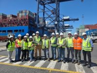 Exportadores de cereza visitan STI y conocen manejo de carga refrigerada
