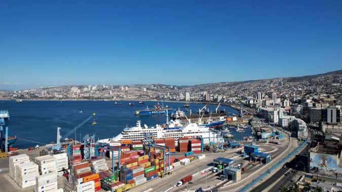 Arriba a Valparaíso el crucero de lujo Silver Whisper de la línea Silversea.