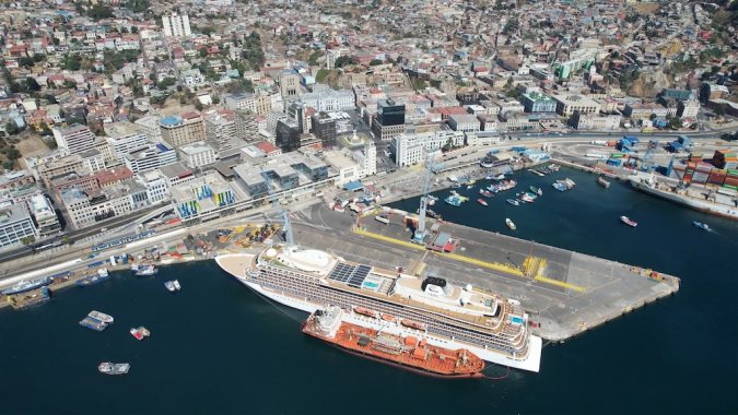 Durante tres días el crucero Viking Jupiter alimenta con turistas a Valparaíso.