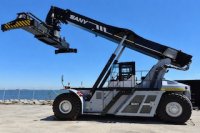 DP World inaugura en Lirquén 1° grúa “Reach Stacker” porta contenedores eléctrica de Chile