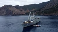 Transporte Aquiles de la Armada traslada a residentes, profesionales y personal médico al Archipiélago de Juan Fernández.