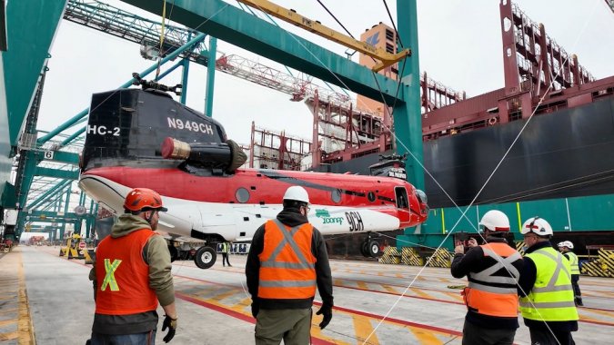 Cuatro helicópteros forestales Chinook, fueron embarcados en DP World San Antonio.