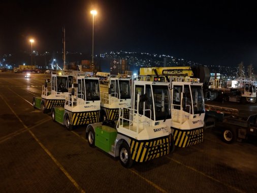 DP World incorpora 7 modernos tracto eléctricos y refuerza su operación de contenedores