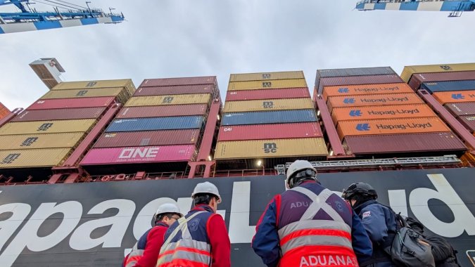 Aduanas y Armada realizaron operativo de fiscalización en buque mercante en puerto de San Vicente.