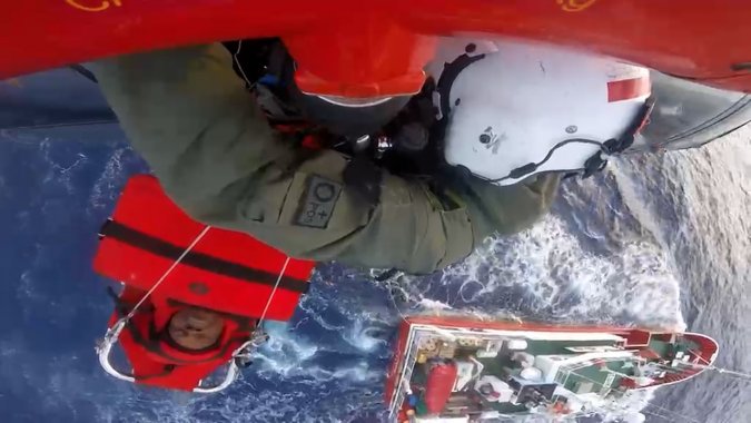 Armada de Chile rescata exitosamente a tripulante de Angola a más de mil millas náuticas.