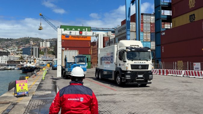 Aduana da a conocer nuevo camión escáner para el puerto de Valparaíso.
