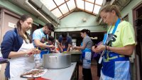Periodistas invitados por voluntarios de Terminal Pacífico Sur, ayudaron en la cocina del Comedor 421.